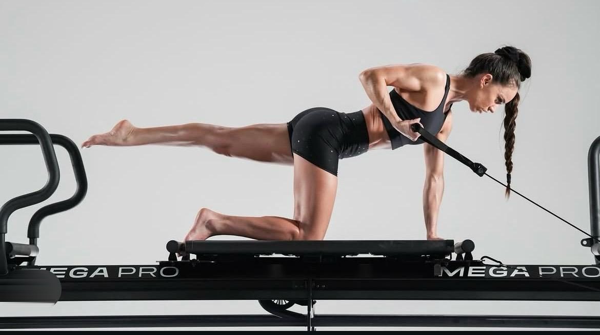 Ejercicio sobre máquina Megaformer en Ritual Fitness